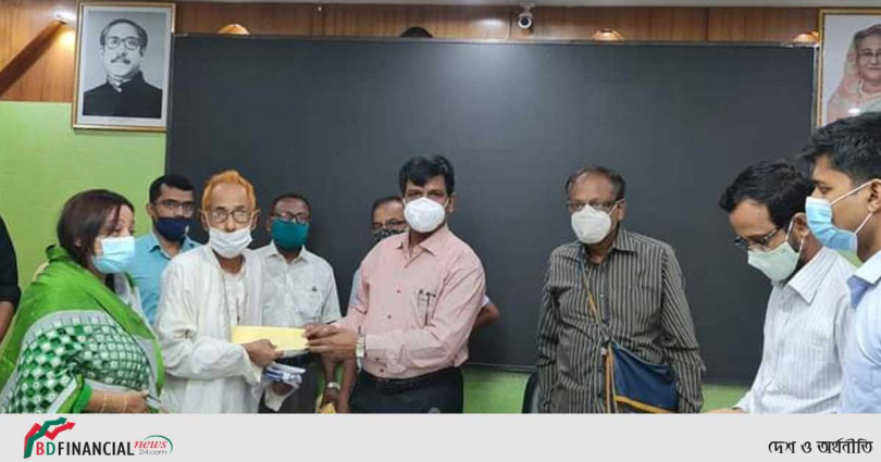 নাটোরে প্রধানমন্ত্রীর মানবিক সহায়তা বিতরণ করলেন জেলা প্রশাসক