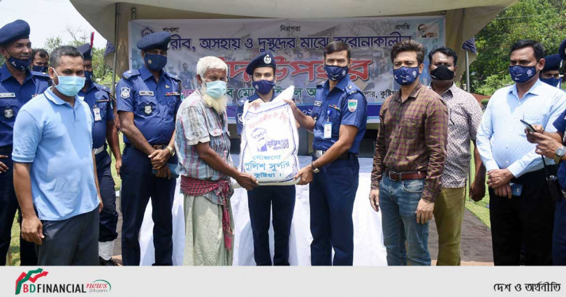 ব্যক্তিগত উদ্যোগে করোনাকালীন ঈদ উপহার সামগ্রী বিতরণ করলেন কুষ্টিয়ার পুলিশ সুপার