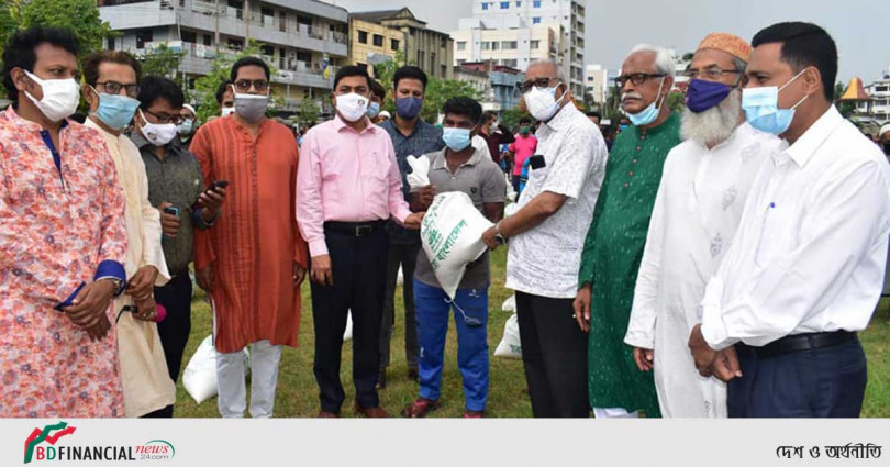 বিভিন্ন শ্রেণি পেশার কর্মজীবীদের মাঝে খুলনা জেলা প্রশাসনের খাদ্য সহায়তা বিতরণ অব্যাহত
