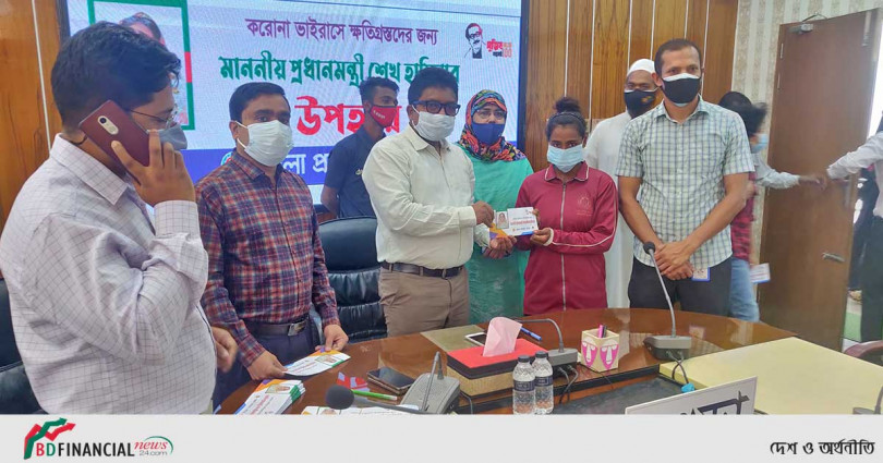 তরুন খেলোয়াড়দের প্রধানমন্ত্রীর উপহার প্রদান করলেন বগুড়ার জেলা প্রশাসক