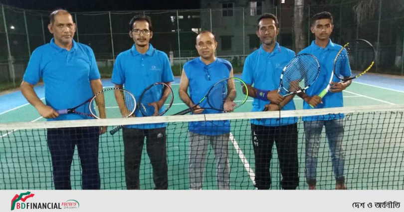 শরীয়তপুর টেনিস ক্লাবের সদস্যদের মাঝে টি-শার্ট প্রদান করলেন পুলিশ সুপার