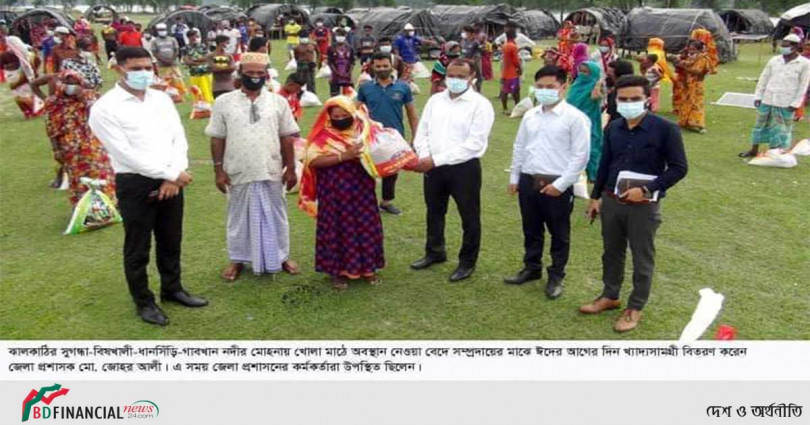 নদীর তীরে বেদে বহরে খাদ্যসামগ্রী নিয়ে হাজির জেলা প্রশাসক