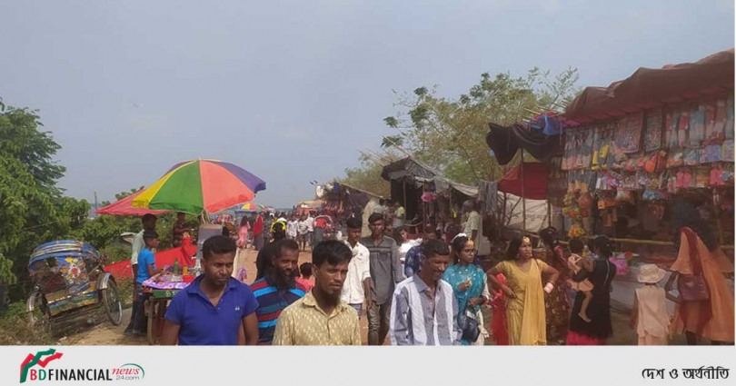 আড়াইহাজারের বিশনন্দী ফেরিঘাটে দর্শনার্থীদের ভিড়