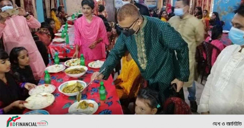 ঈদের দিন  ৬৯ এতিম শিশুকে নিজের অর্থায়নে দুপুরের খাবার খাওয়ালেন নোয়াখালীর পুলিশ সুপার