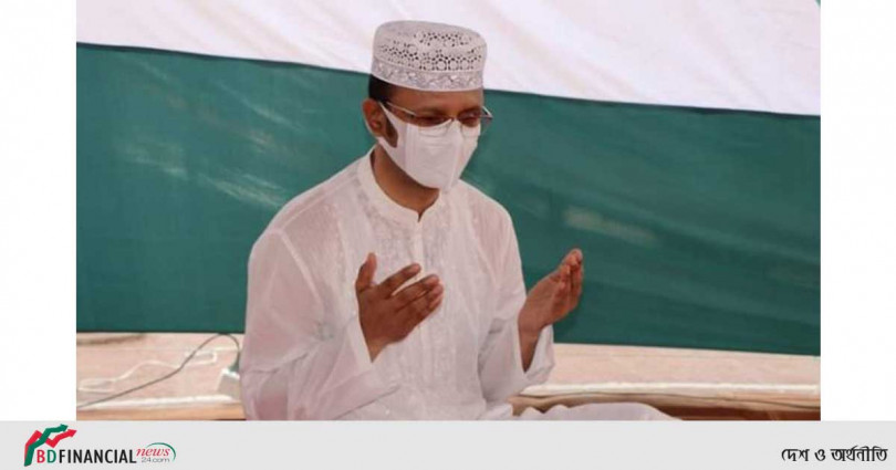 নিজ সরকারি বাসভবনে ঈদের জামাতে ইমামতি করলেন বিএমপি কমিশনার