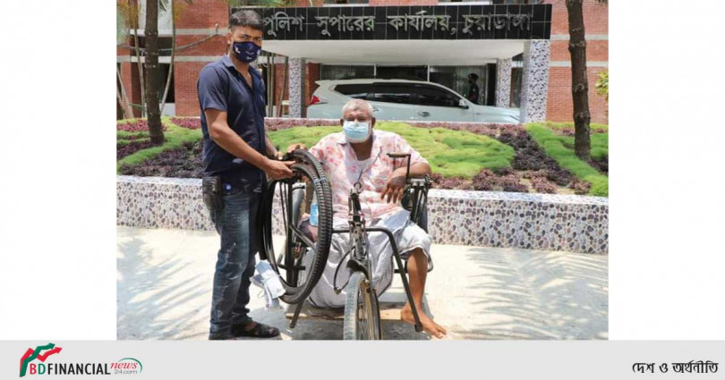 ইকবাল আহম্মেদ (৬০) এর হুইল চেয়ারকে ব্যবহার উপযোগী করে দিলেন চুয়াডাঙ্গার পুলিশ সুপার
