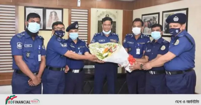 পদোন্নতি পাওয়ায় বরিশাল রেঞ্জের ডিআইজি  মোঃ শফিকুল ইসলামকে ফুলেল শুভেচ্ছা জানালো  রেঞ্জ অফিসের কর্মকর্তারা