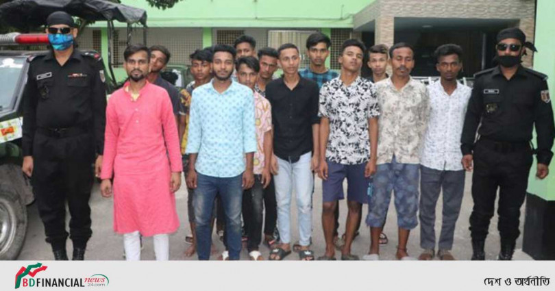 আশুলিয়া ও রাজধানীর শাহ আলী এলাকা থেকে  কিশোর গ্যাং এর ১৮ সদস্যকে গ্রেফতার করেছে র‍্যাব-৪