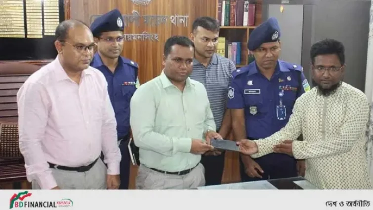 ময়মনসিংহে হারিয়ে যাওয়া ফোন উদ্ধার করে প্রকৃত মালিকের নিকট হস্তান্তর করল পুলিশ সুপার