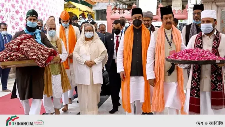নিজামুদ্দিন আউলিয়ার মাজার জিয়ারত করলেন প্রধানমন্ত্রী