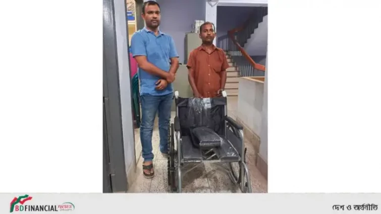 শারীরিক প্রতিবন্ধীকে হুইল চেয়ার উপহার দিলেন এসআই মিনহাজ