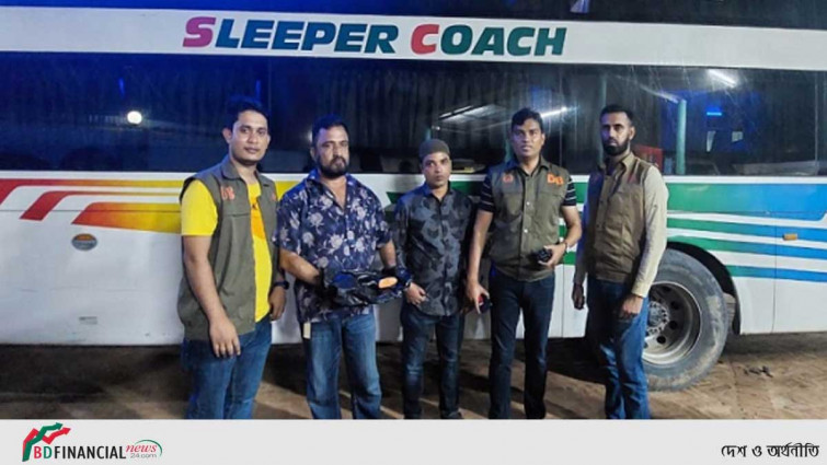 স্লিপার কোচে ইয়াবা পাচার, আটক ২