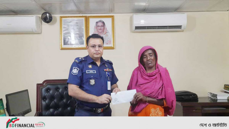 ভিক্ষুক সুফিয়ার পাশে দাঁড়ালেন সাতক্ষীরার এসপি