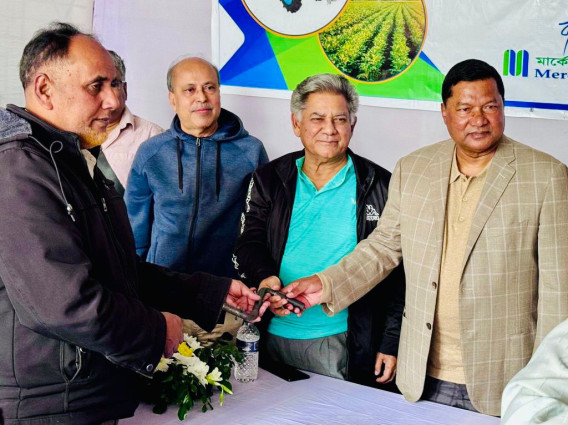 ঢাকার নবাবগঞ্জ উপজেলায় কৃষকদের মাঝে মার্কেন্টাইল ব্যাংকের কৃষি যন্ত্রপাতি অনুদান