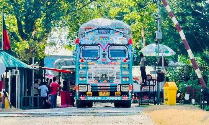 দুর্গাপূজার ছুটি শেষে হিলি স্থলবন্দর দিয়ে আমদানি-রপ্তানি শুরু