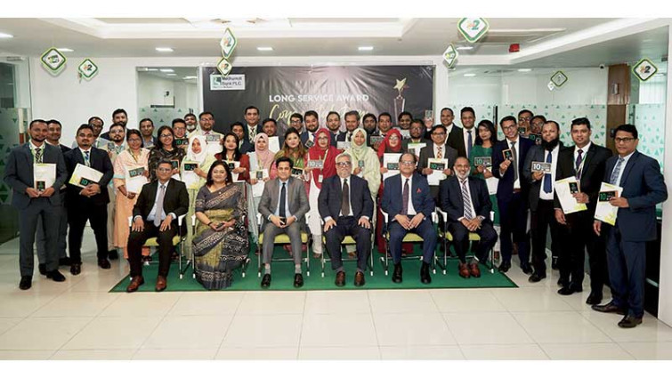 দীর্ঘমেয়াদে সেবা দেয়া কর্মীদের সম্মাননা জানাল মধুমতি ব্যাংক