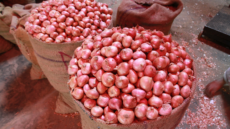 আমদানি বন্ধের পর হিলিতে পেঁয়াজের দাম কেজিতে বেড়েছে ২০ টাকা