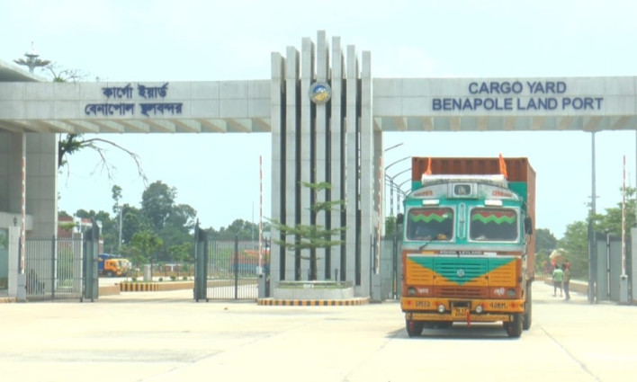 বেনাপোল দিয়ে প্রবেশের অপেক্ষায় ৯০০ পণ্যবাহী ট্রাক